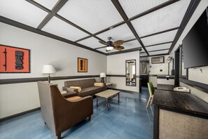 套房, 1 张特大床 | 客房内保险箱、办公桌、笔记本电脑工作区、熨斗/熨衣板