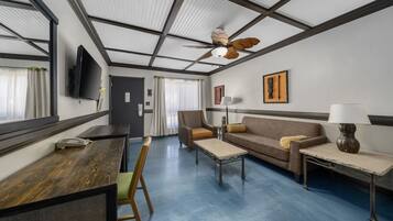 套房, 1 張特大雙人床 | 房內夾萬、書桌、手提電腦工作空間、熨斗/熨衫板