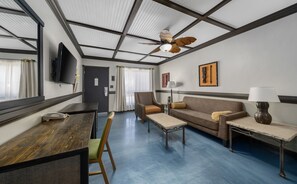 套房, 1 张特大床 | 客房内保险箱、办公桌、笔记本电脑工作区、熨斗/熨衣板