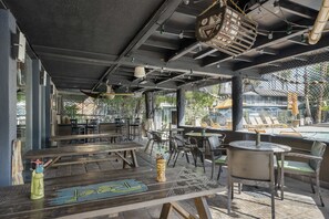 Quầy bar bên hồ bơi