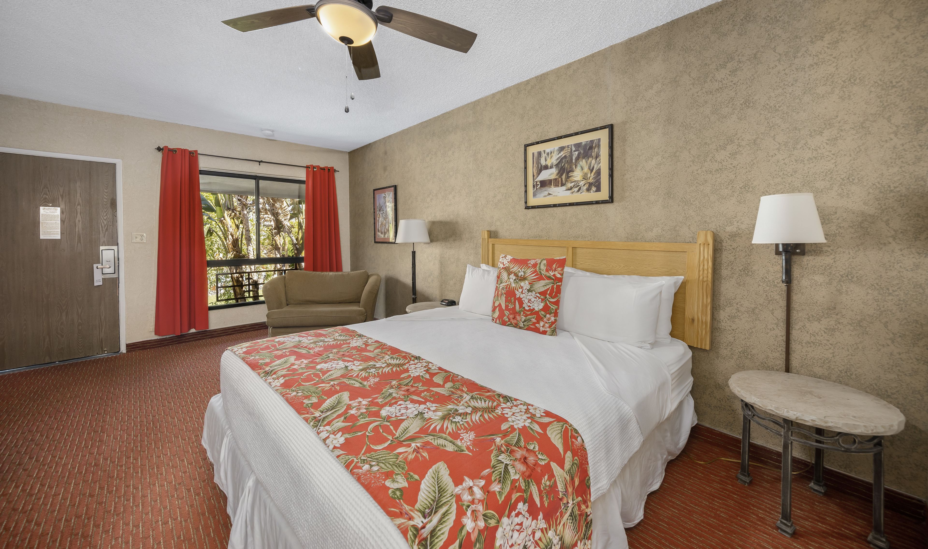 房內夾萬、書桌、手提電腦工作空間、熨斗/熨衫板