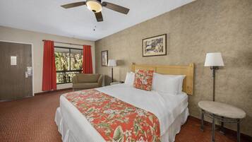 房內夾萬、書桌、手提電腦工作空間、熨斗/熨衫板