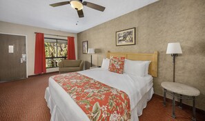 客房内保险箱、办公桌、笔记本电脑工作区、熨斗/熨衣板