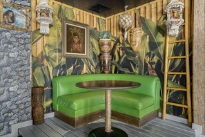 2 bars/lounges, cocktail bar