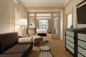 Junior Suite, 1 King Bed with Sofa bed | Premium bedding, down comforters, minibar, in-room safe - Fairmont Hotel Vancouver (Vancouver)