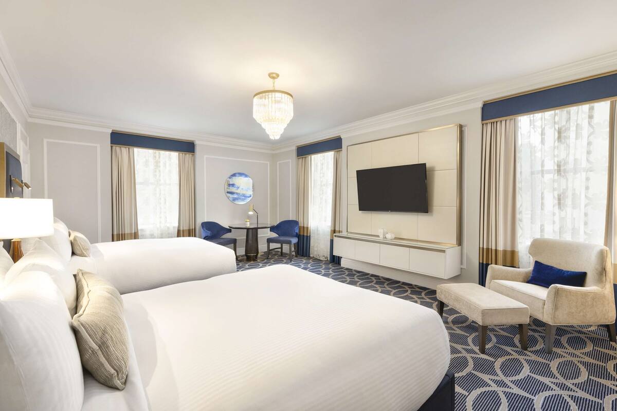 Fairmont Gold Room, 2 Queen Beds | Sengetøy av topp kvalitet, dundyner, minibar og safe på rommet
