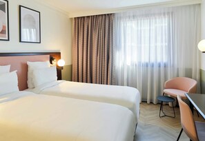 Habitación con 2 camas individuales, para no fumadores | Muebles diferentes, escritorio y espacio para trabajar con laptop 