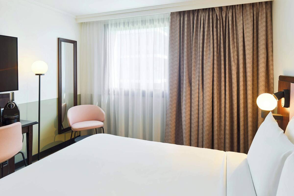 Double Room, Mobility Accessible, Non Smoking | Individually furnished, desk, laptop workspace, blackout drapes