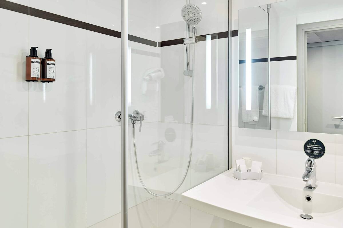 double room, mobility accessible, non smoking | bathroom | shower, hair dryer, towels, soap