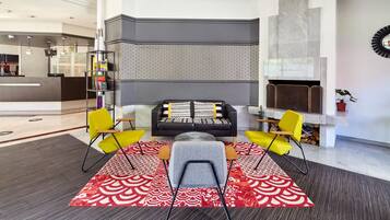 Coin salon dans le hall