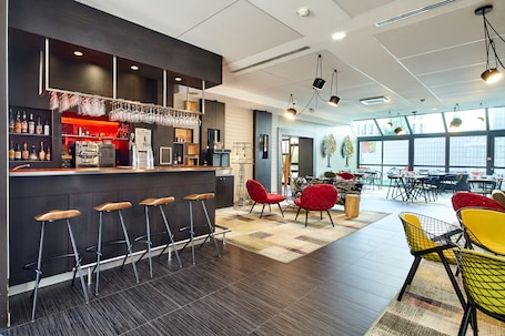 Bar (en el alojamiento). B&B HOTEL Saint-Quentin-en-Yvelines Centre Gare