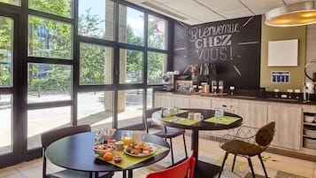 Se ofrece un desayuno bufé (18.50 EUR por persona)