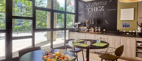 Daily buffet breakfast (EUR 18.50 per person)