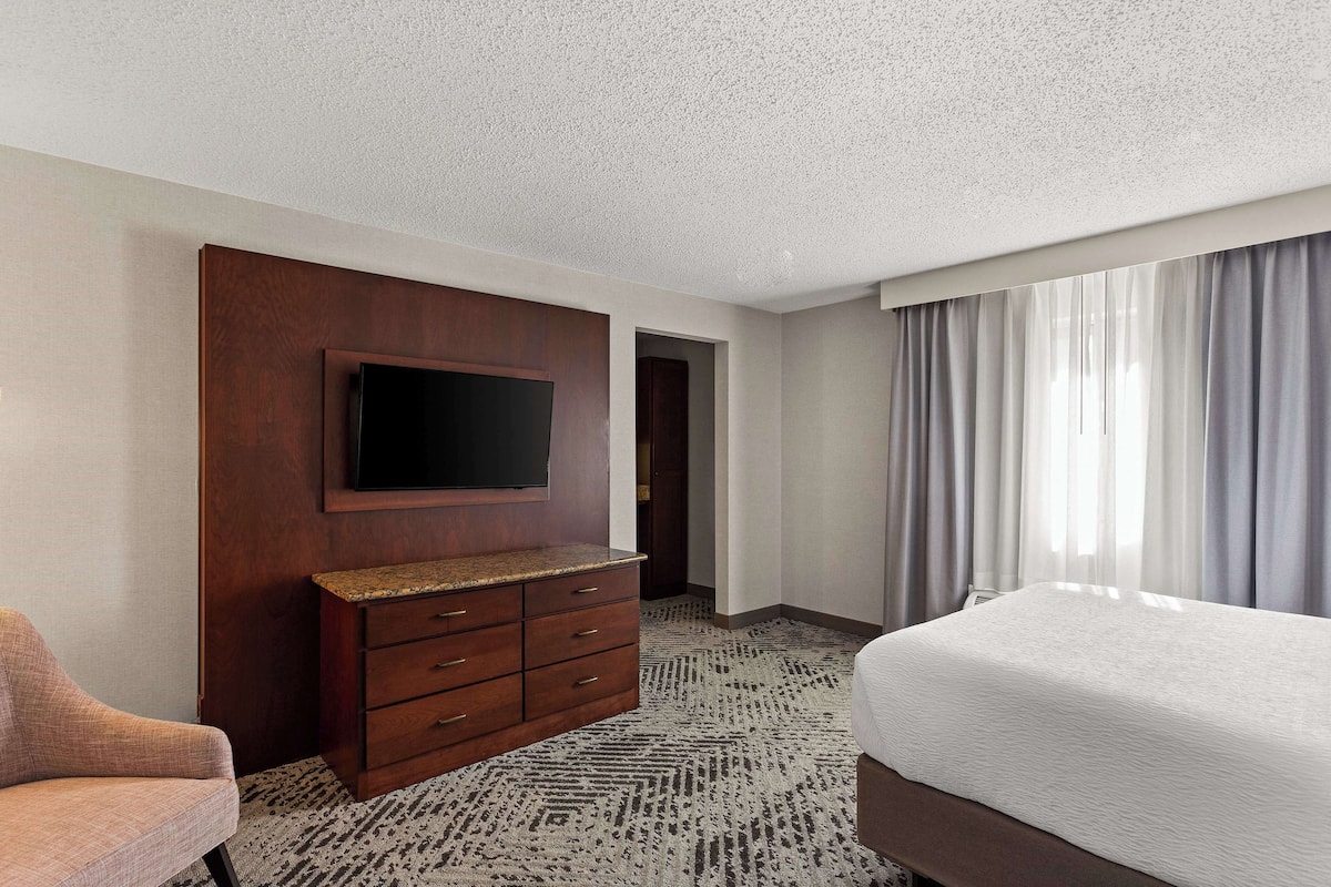 Blackout curtains, iron/ironing board, free WiFi, bed sheets
