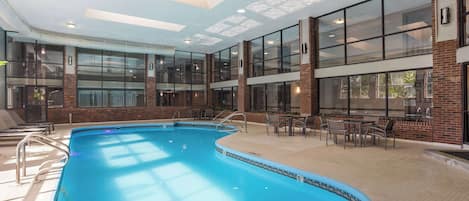 Una piscina techada, una piscina al aire libre de temporada, sombrillas