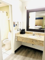 Combined shower/tub, hydromassage showerhead, free toiletries