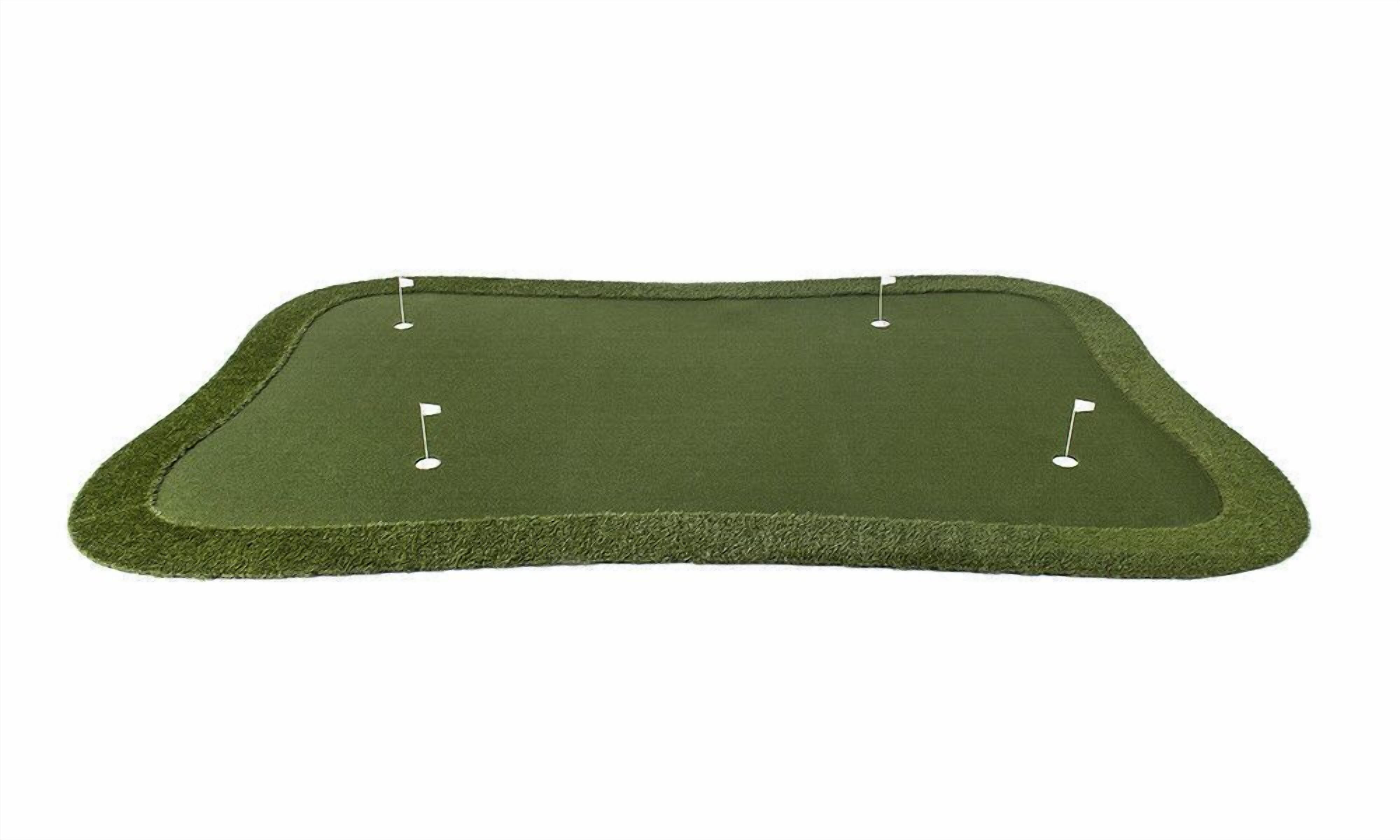Een groen, ovaal grasveld van kunstgras met drie witte golfvlaggen.