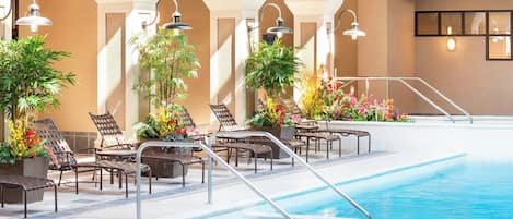 Inomhuspool med öppettider 10.00 till 22.00, och livvakter på plats