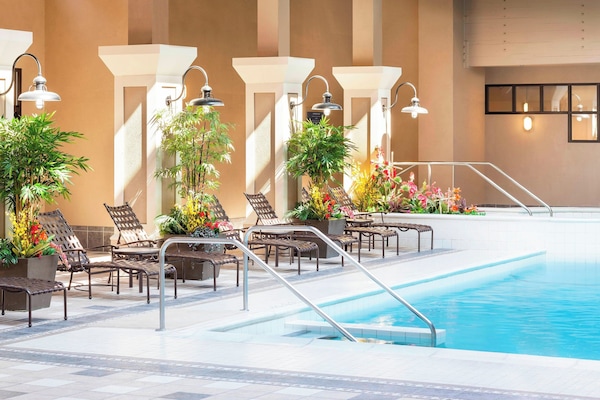 Alberca techada, acceso de 10:00 a 22:00, y salvavidas en la propiedad