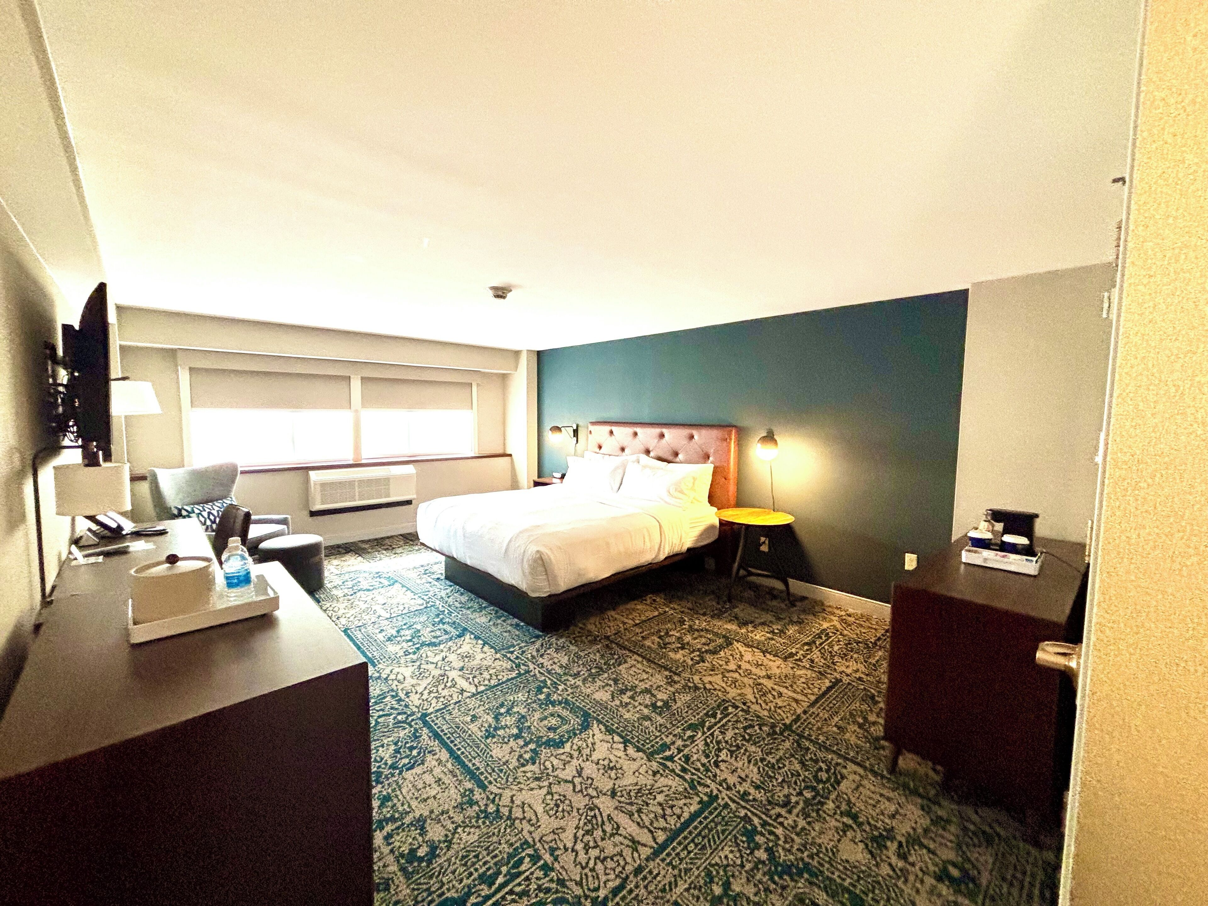 Coffre-fort, bureau, rideaux d’obscurcissement