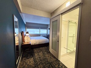 Standard Room, 1 King Bed | In-room safe, desk, blackout drapes, iron/ironing board