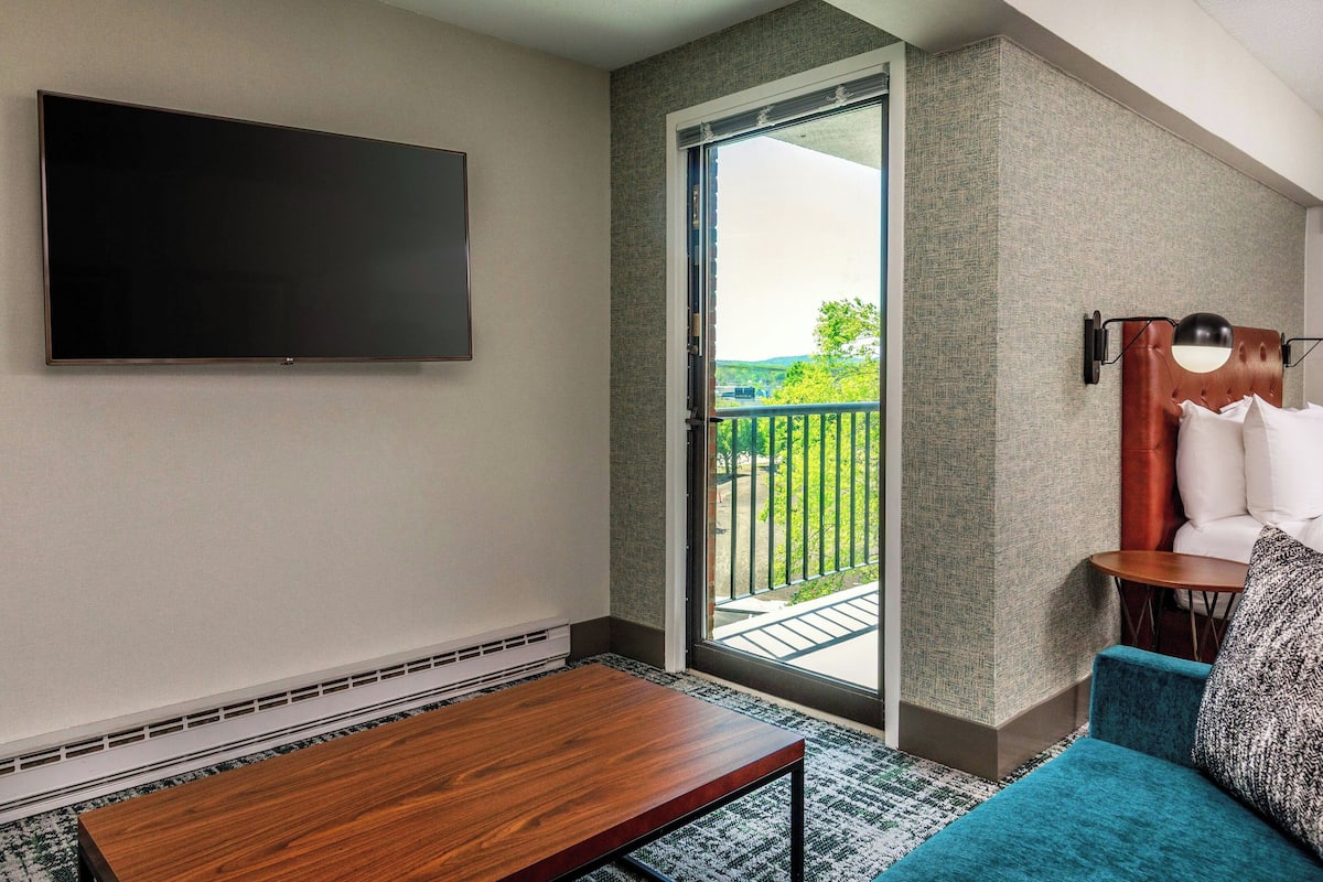 Deluxe Room, 1 King Bed with Sofa bed (Balcony) | Living area | Flat-screen TV, pay movies