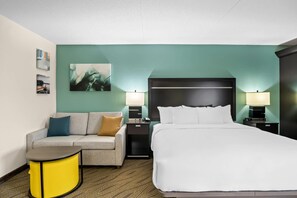 Skrivebord, strykejern/-brett og barnesenger (inkludert)