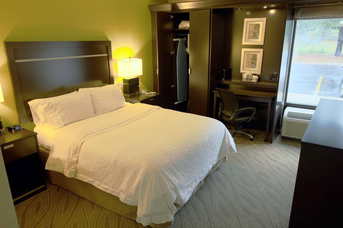 書桌、熨斗/熨衫板、免費嬰兒床、免費 Wi-Fi