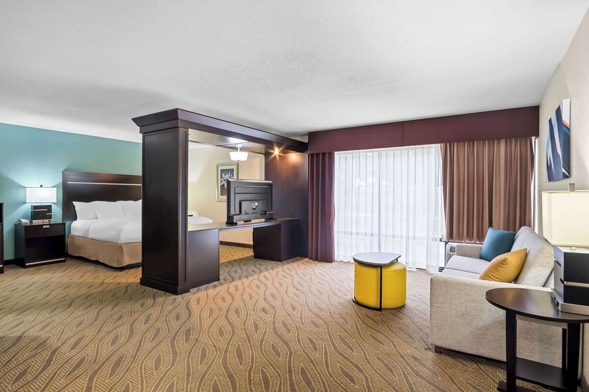 Standard Room, 1 King Bed, Non Smoking | Iron/ironing board, free cots/infant beds, free WiFi, bed sheets