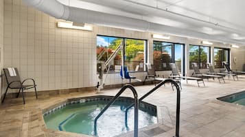Piscine couverte, piscine extérieure, chaises longues