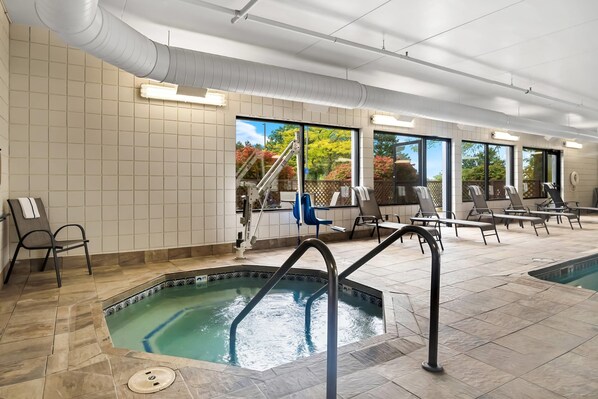 Alberca techada, alberca al aire libre y camastros