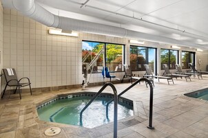 Una piscina techada, una piscina al aire libre