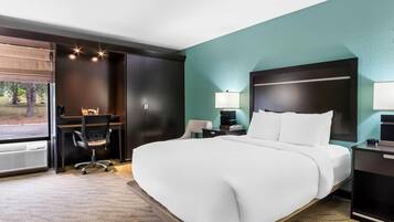 Room, 1 Queen Bed, Accessible, Non Smoking (Roll-in Shower) | Desk, iron/ironing board, free cribs/infant beds, free WiFi