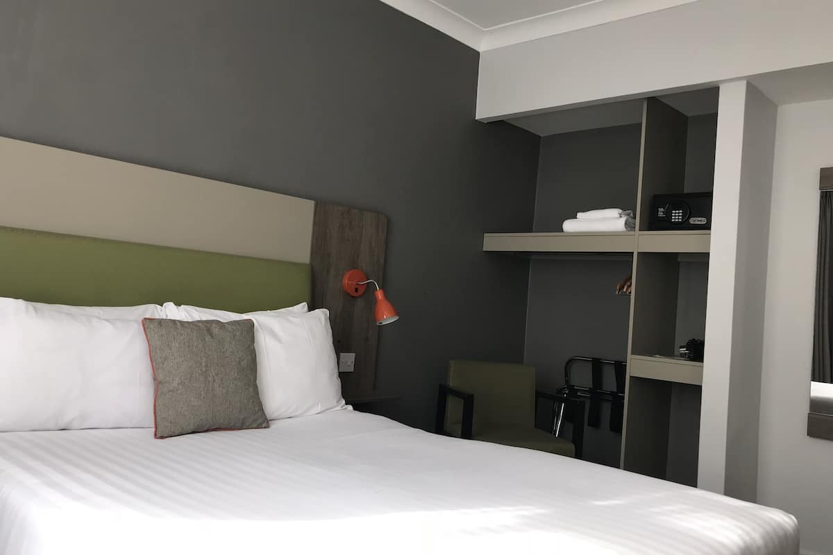 Deluxe Room, 1 Double Bed, Non Smoking | In-room safe, desk, iron/ironing board, bed sheets