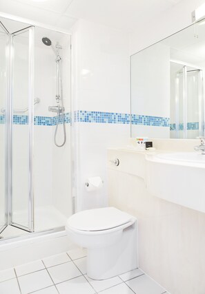 Deep soaking tub, free toiletries, hair dryer, towels - Epping Forest Hotel (Woodford Green)