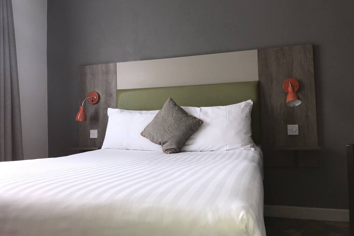 Standard Room, 1 Double Bed, Non Smoking | In-room safe, desk, iron/ironing board (on request), bed sheets
