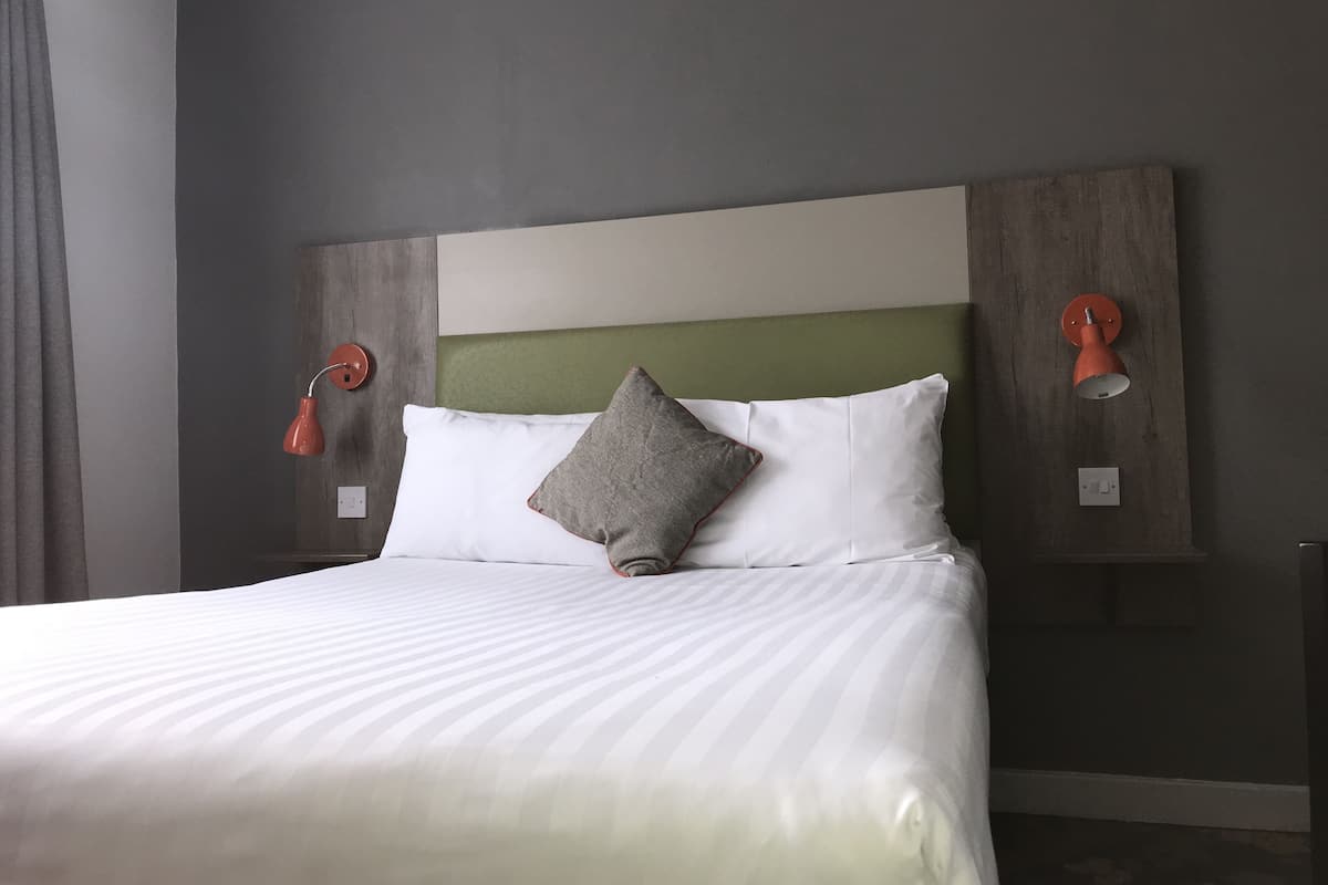 Standard Room, 1 Double Bed, Non Smoking | In-room safe, desk, iron/ironing board, bed sheets