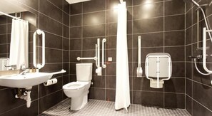 Een diep bad, gratis toiletartikelen, een haardroger, handdoeken