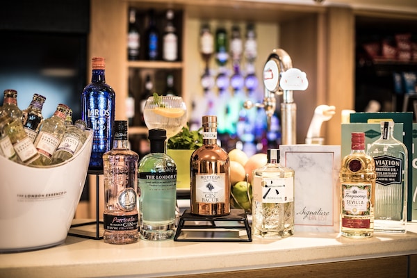 Menghidangkan makan tengah hari dan makan malam