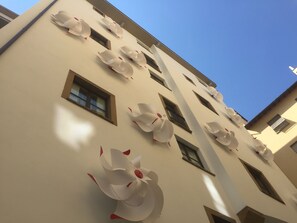 تفاصيل الفندق من الخارج