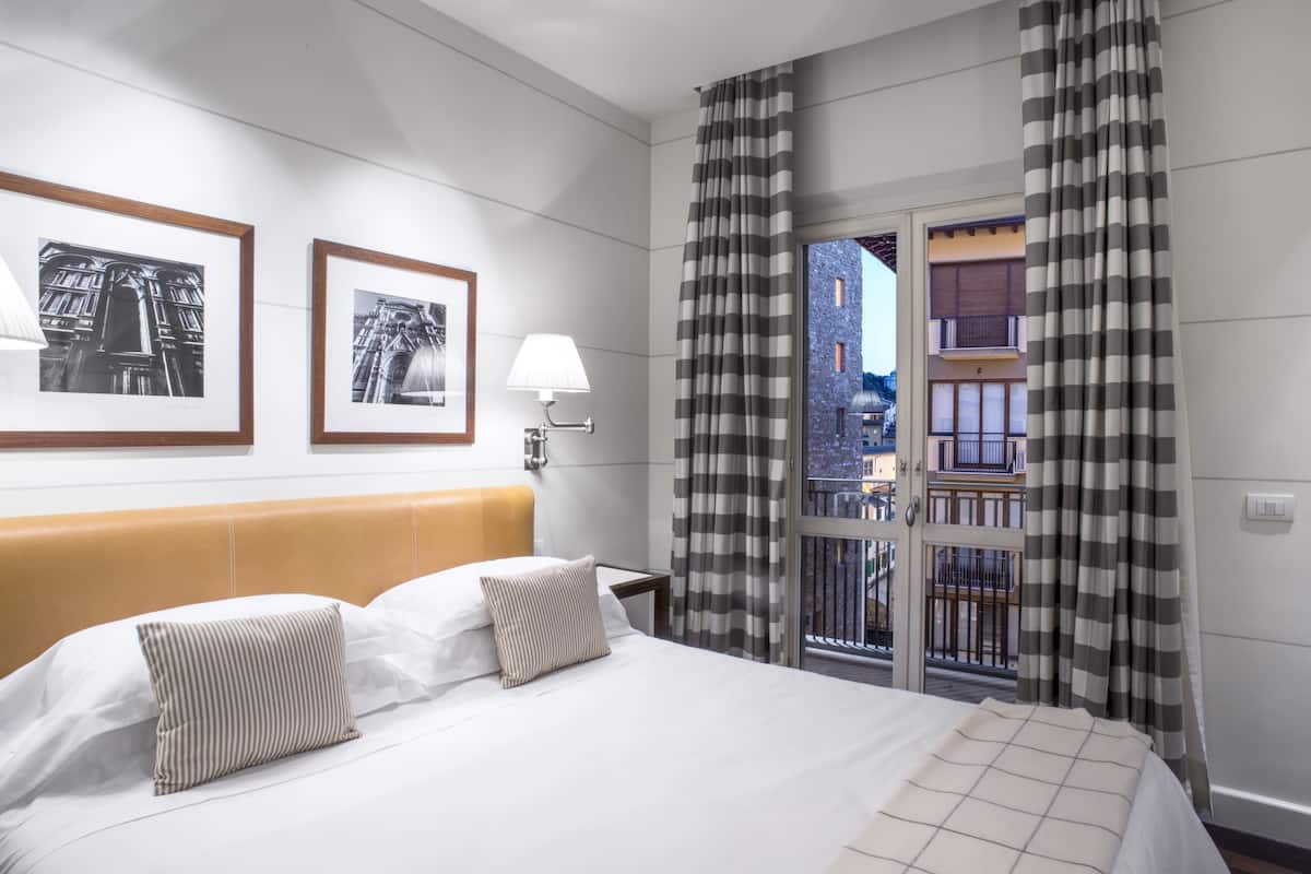 Ponte Vecchio Double with Balcony | 1 sovrum, duntäcken, minibar och värdeförvaringsskåp på rummet