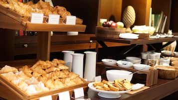 Petit déjeuner continental (36 EUR par personne)