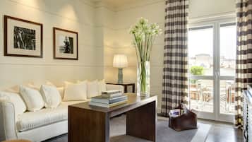 Penthouse (Suite) | Living room | 30-inch LCD TV with satellite channels, TV