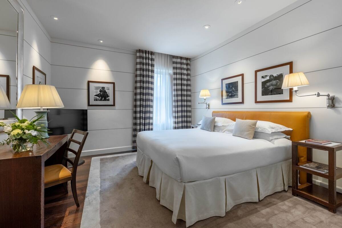 Gallery Prestige Room | Down comforters, minibar, in-room safe, desk