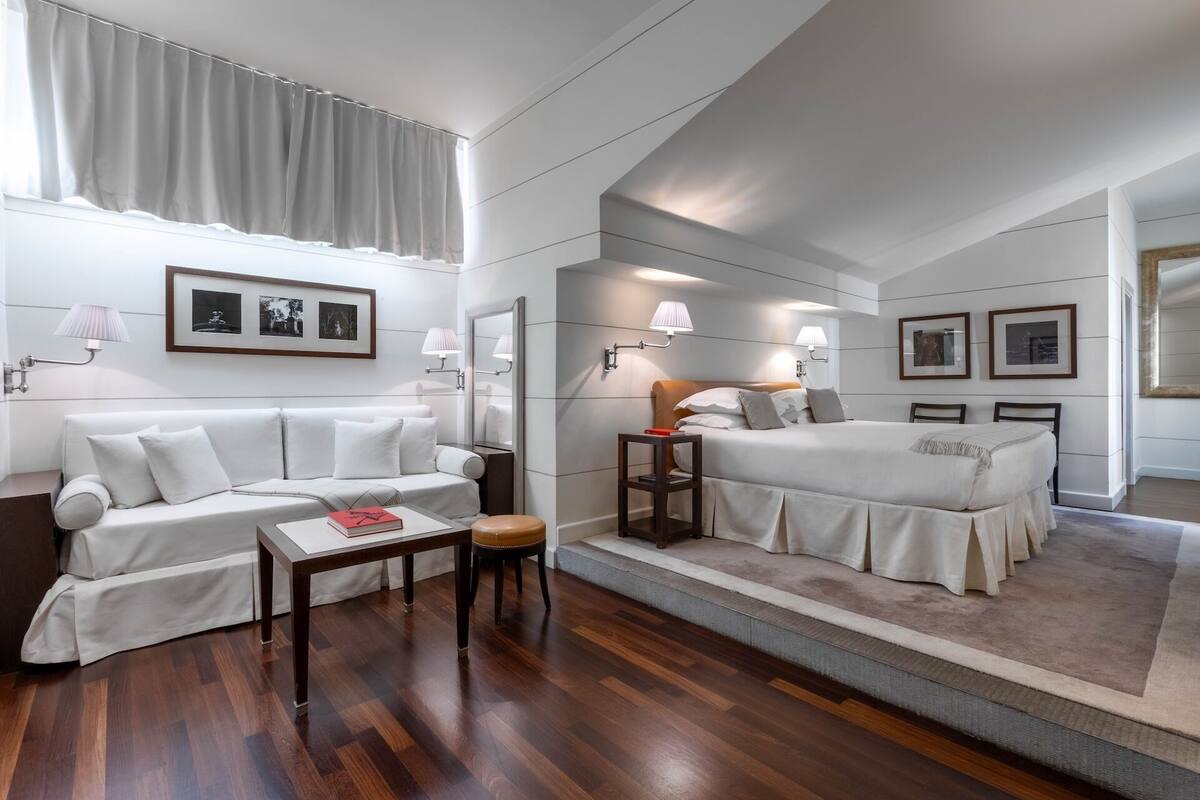 Gallery Studio | Down comforters, minibar, in-room safe, desk