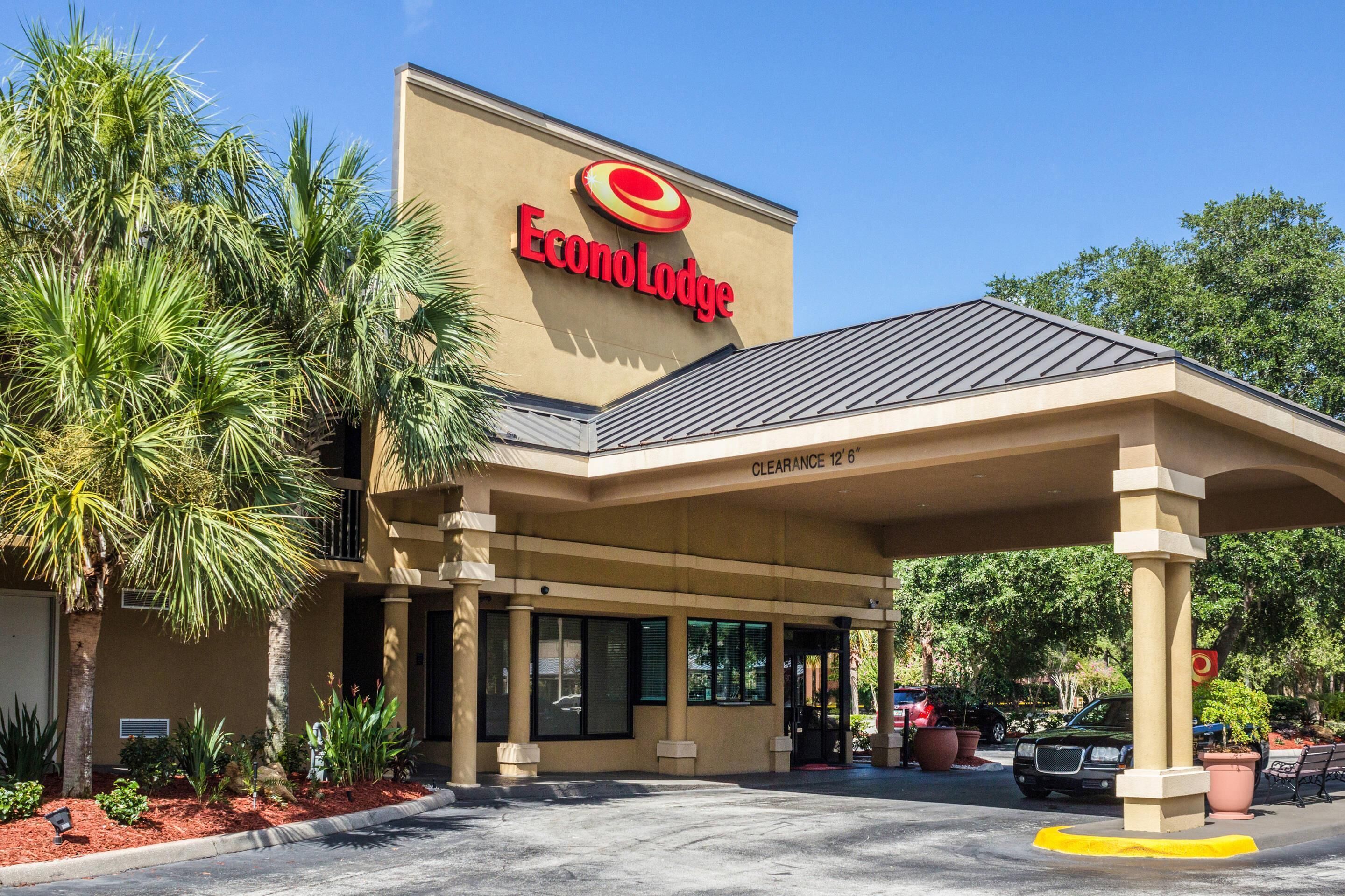 A Target EconoLodge with a covered entrance, palm trees, and a parking lot.