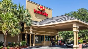 A Target EconoLodge with a covered entrance, palm trees, and a parking lot.