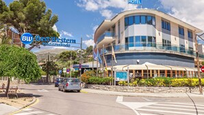 Un hotel de diseño moderno, con fachada curva y varios balcones.