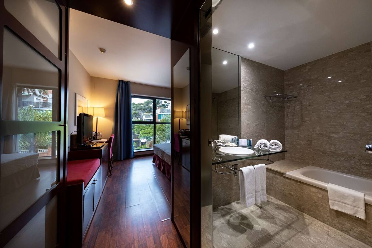 standard room, 1 queen bed, non smoking | minibar, in-room safe, desk, iron/ironing board