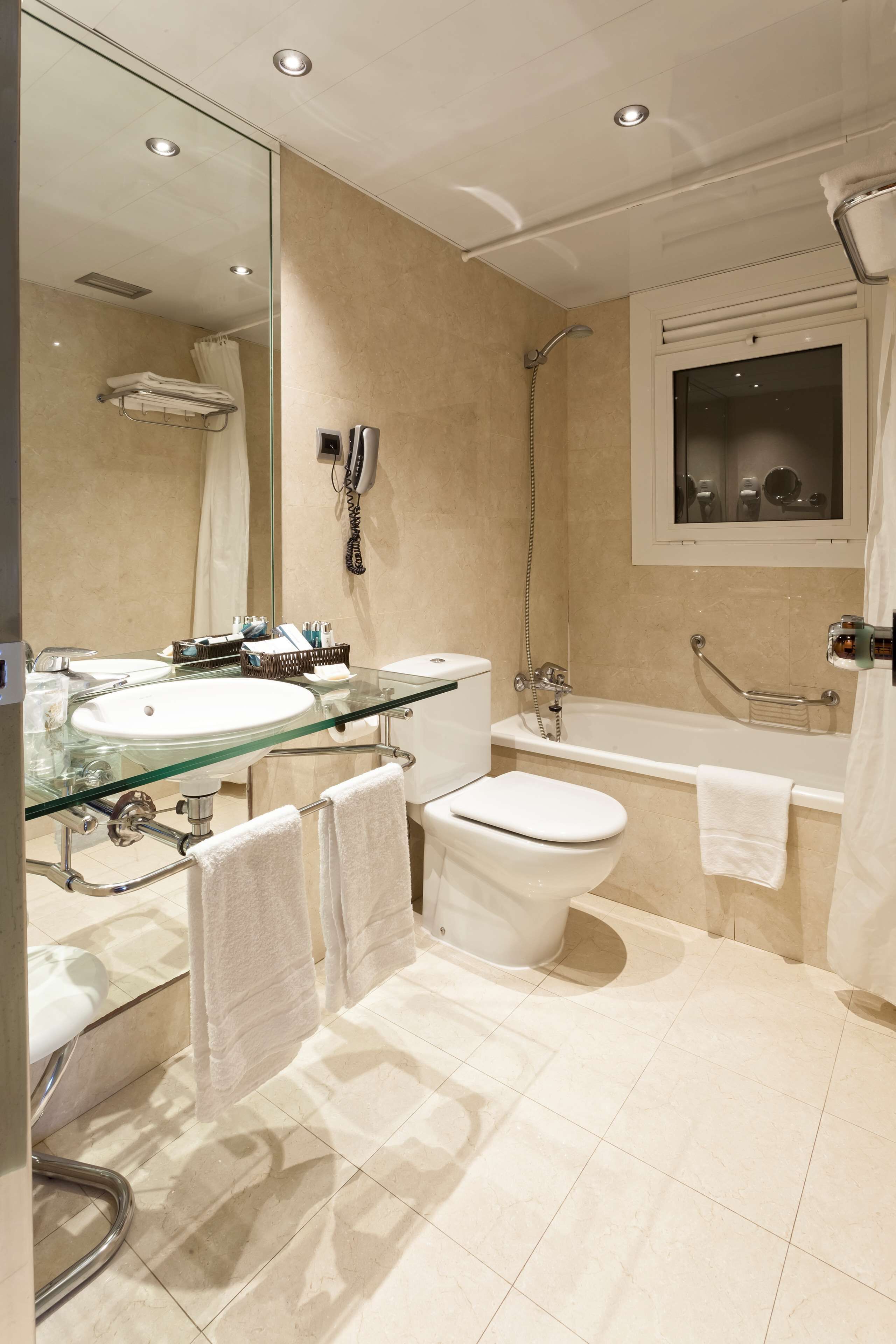 combined shower/bathtub, free toiletries, hair dryer, towels